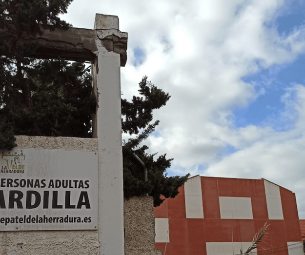 Imagen de las pilastras a la entrada del antiguo colegio María Suárez de Fiol / TA